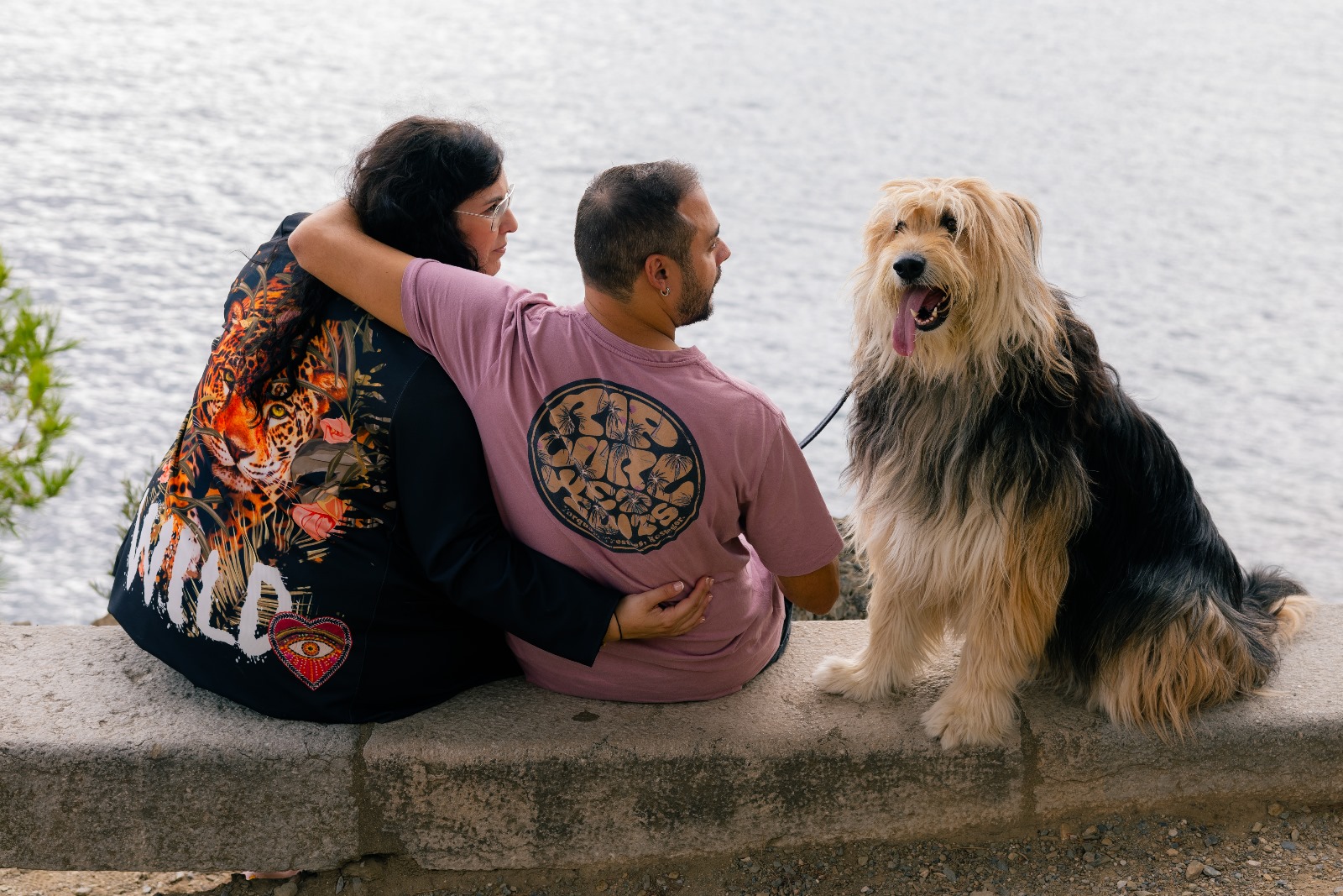 Mónica y Roger, fundadores de DeseoAnimal, con su perro junto al mar